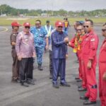 Ketua DPRD Provinsi Kalimantan Selatan Supian HK Terpukau Melihat Aksi Atraksi Base Jupiter Aerrobatic Di Langit Lambung Mangkurat.