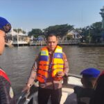 Kapolresta Banjarmasin Langsung Sisir Sungai Martapura Bantu Cari dan Evakuasi Korban Tenggelam Di Sungai Martapura. IMG-20260806-WA1310