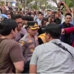 Kayuh Baimbai Jaga Banua, Bersama Kita Wujudkan" Kapolresta Banjarmasin Bantu Gotong Mahasiswa yang Pingsan Saat Aksi IMG-20260820-WA1574